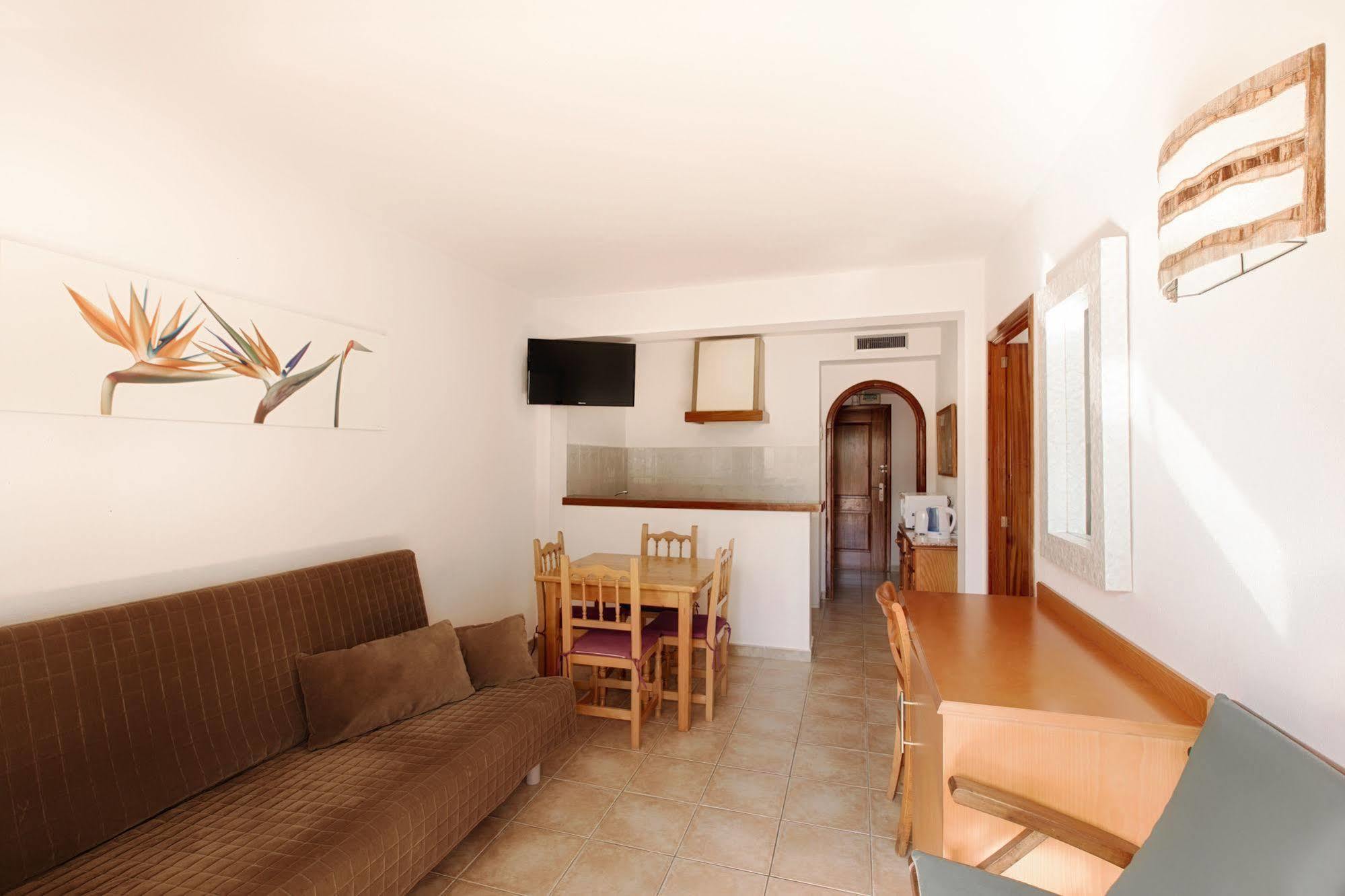 Apartamentos Colomar Санта Еулалия дел Рио Екстериор снимка