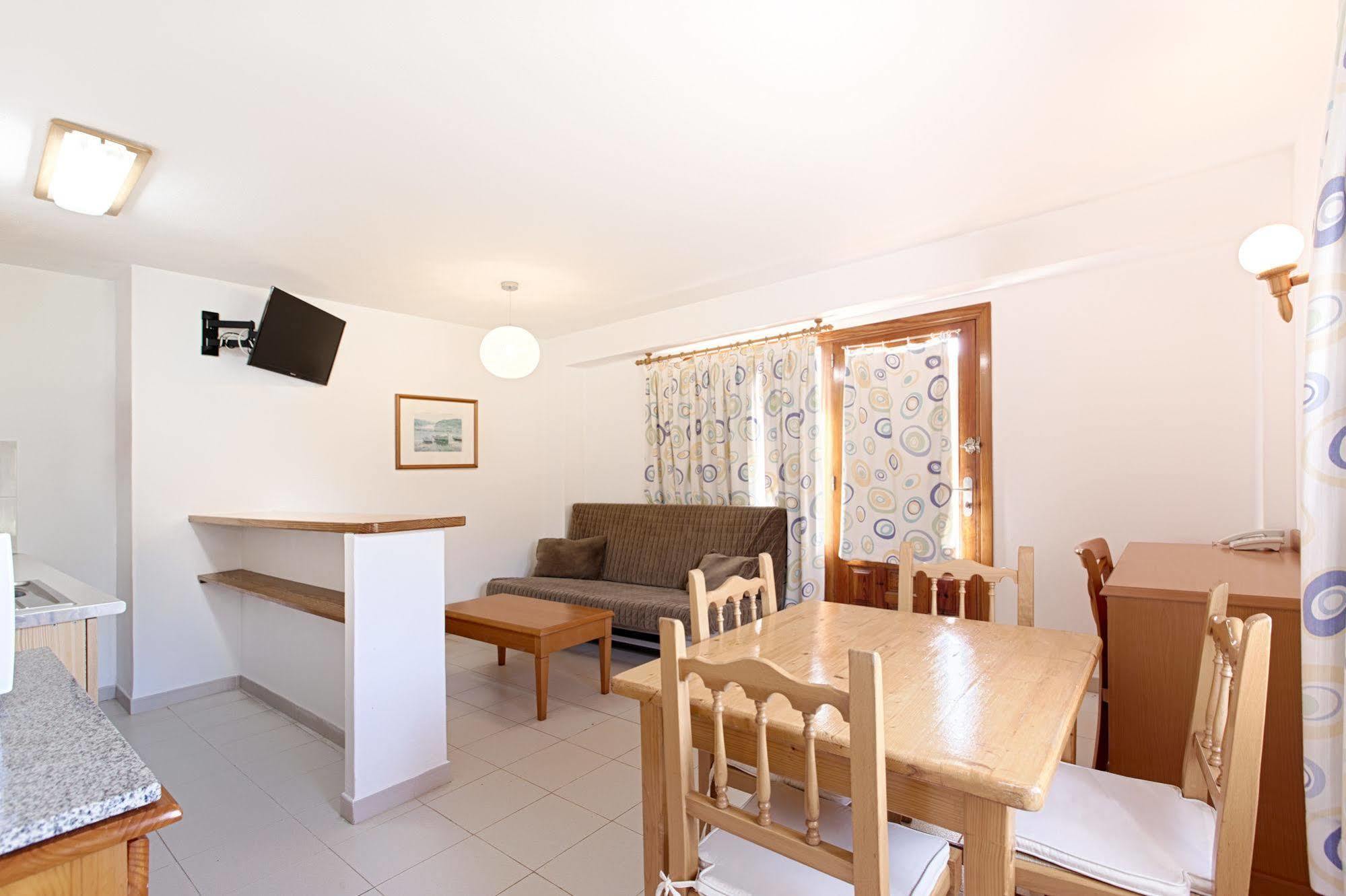 Apartamentos Colomar Санта Еулалия дел Рио Екстериор снимка
