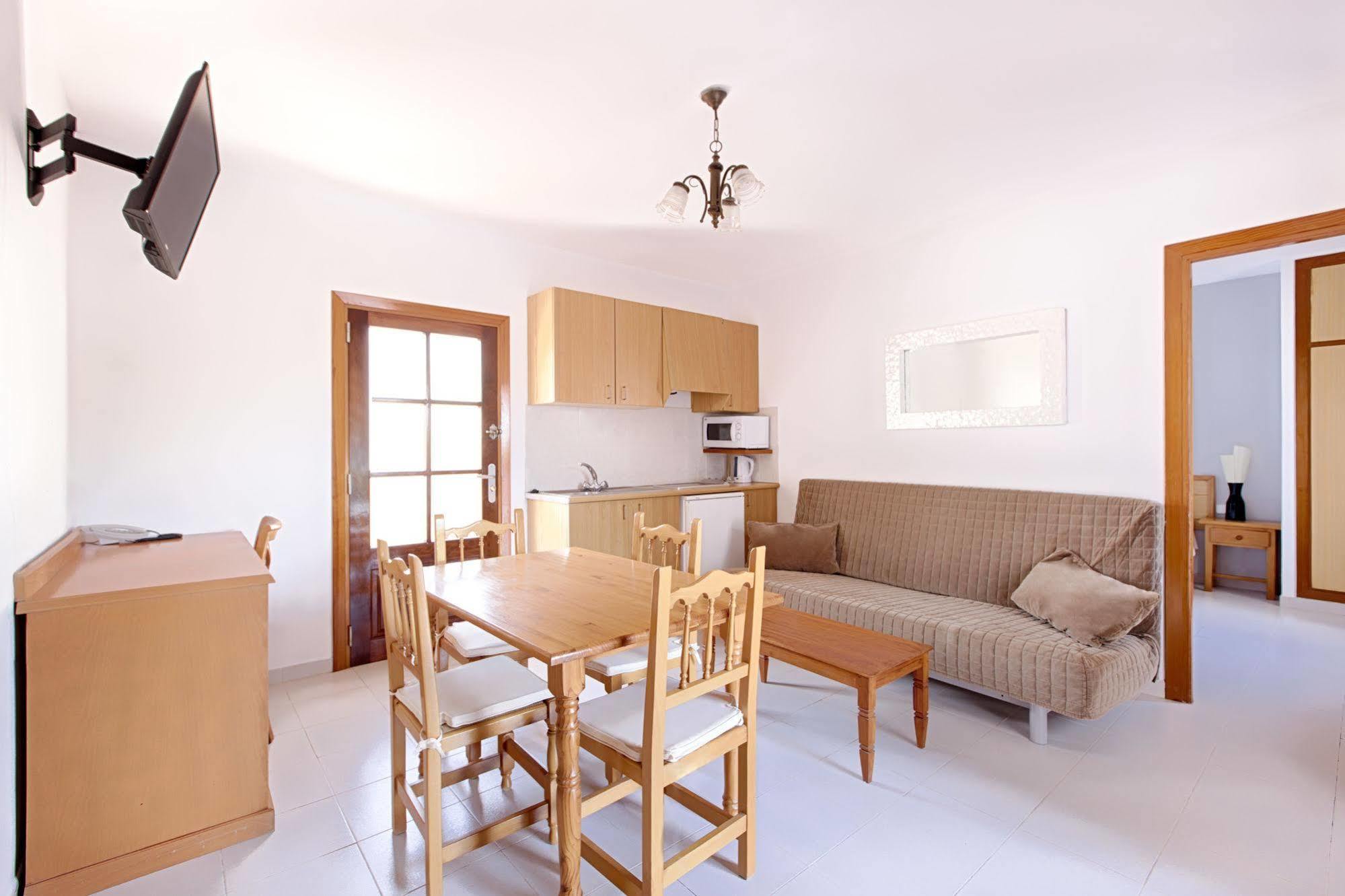 Apartamentos Colomar Санта Еулалия дел Рио Екстериор снимка