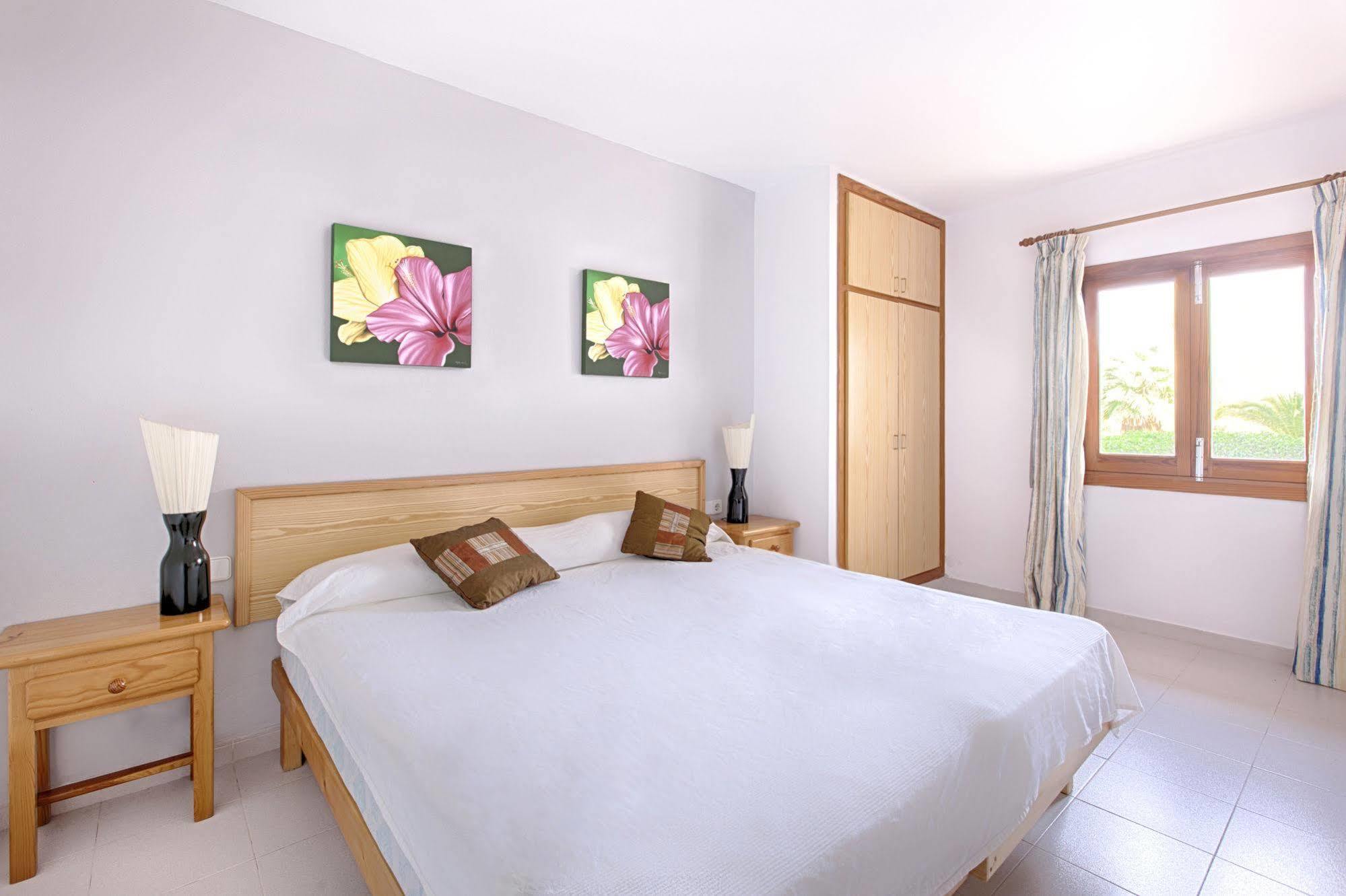 Apartamentos Colomar Санта Еулалия дел Рио Екстериор снимка