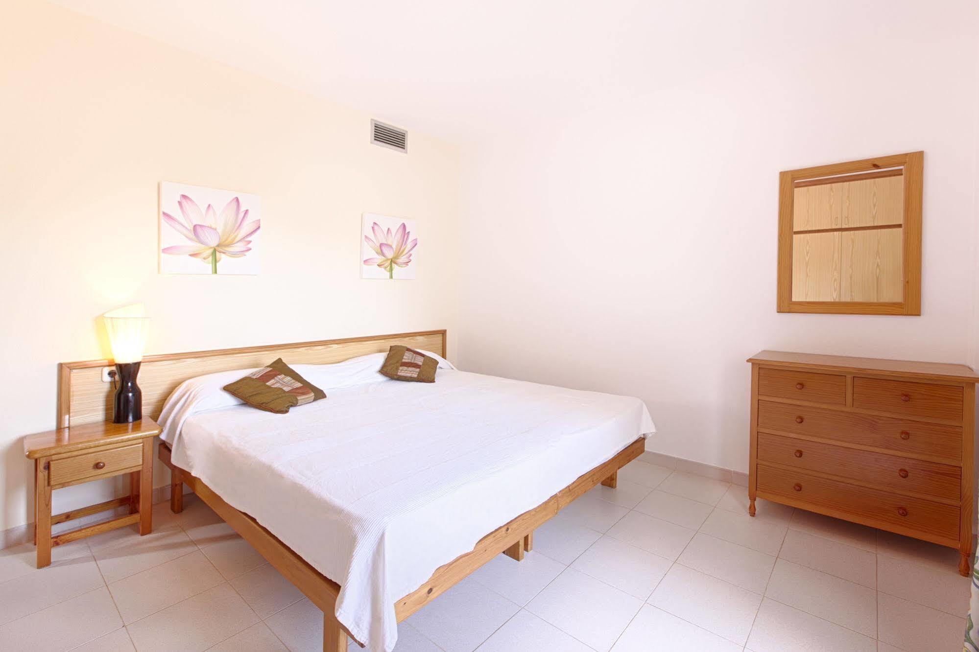 Apartamentos Colomar Санта Еулалия дел Рио Екстериор снимка