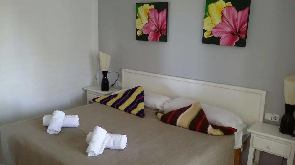 Apartamentos Colomar Санта Еулалия дел Рио Екстериор снимка